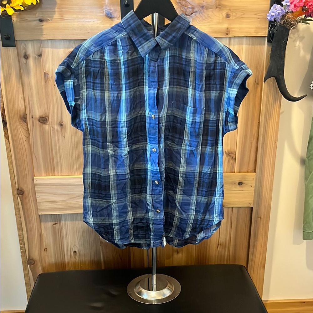American Eagle Outfitters Blue and Black Plaid Casual Shirt
